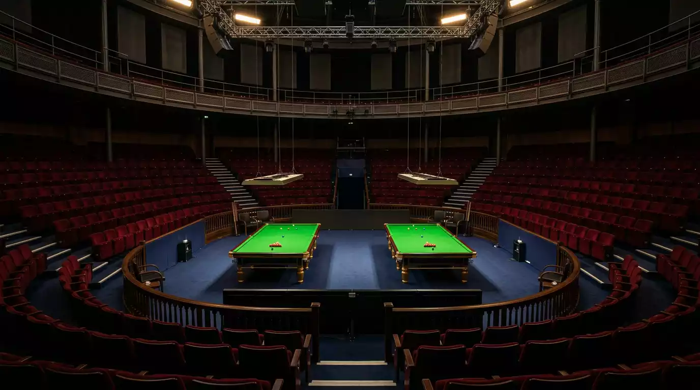 Innenansicht des Crucible Theatre Sheffield mit zwei beleuchteten Snooker-Tischen und Zuschauerrängen