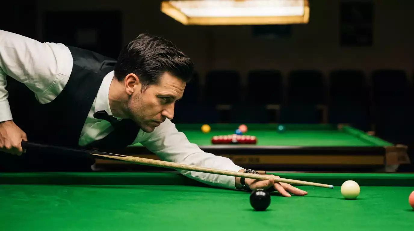 Snooker-Profi beugt sich konzentriert über den Tisch und visiert eine rote Kugel mit dem Queue an